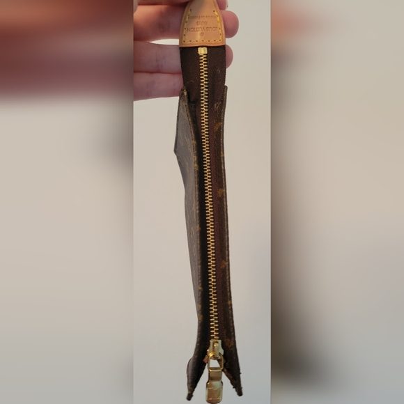 100%Authentic Louis Vuitton Monogram Pouch, Serial Code:VI1917 - Picture 14 of 14